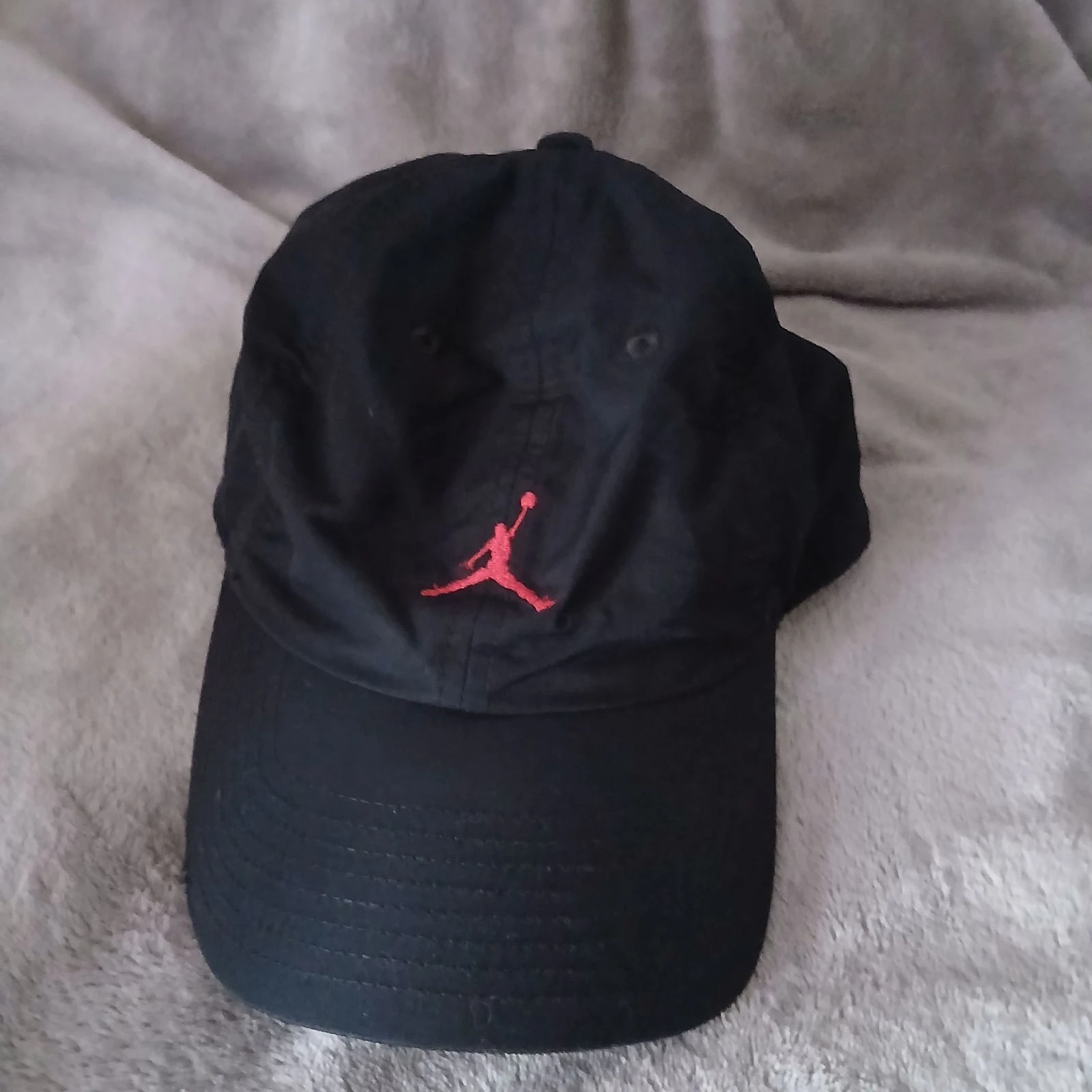 Gorra Jordan Negra – Logo Rojo Bordado – Talla Única (Ajustable) – photo 2